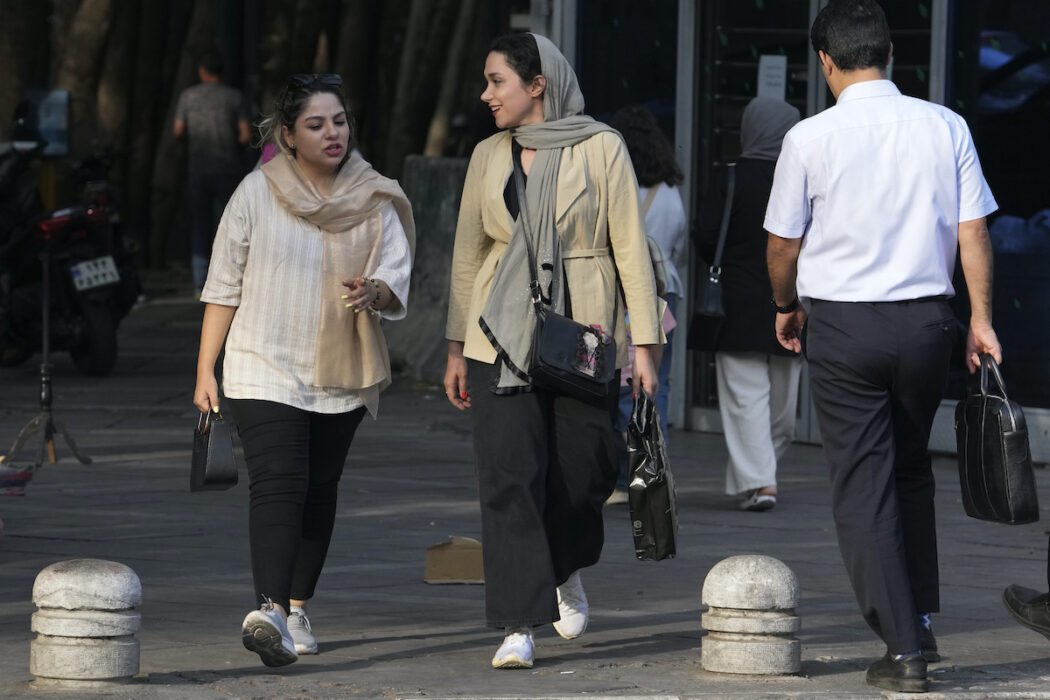 Iranska regimen slår ner på kvinnorättsaktivister inför årsdagen för Mahsa Aminis död.