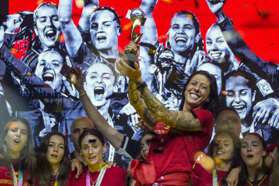 Spaniens stjärna Jennifer Hermoso med guldpokalen efter segern i fotbolls-VM 2023.