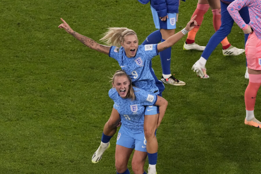 Englands Rachel Daly och Georgia Stanway efter semifinalvinsten i fotbolls-VM.