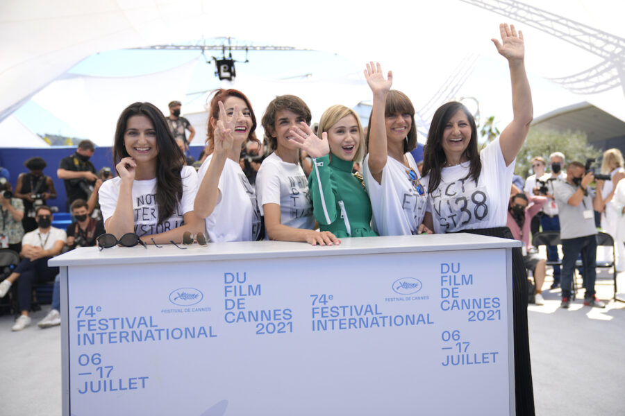 Maria Bakalova (mitten) Ralista Stoyanova, Bilyana Kazakova, Mina Mileva, Vesela Kasakova, och Katia Kazakova, uppmärksammade könsbaserat våld i Bulgarien i samband med att de presenterade filmen 'Women Do Cry' i Cannes 2021.