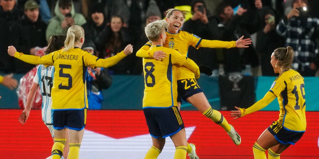 Elin Rubensson firas efter straffläggningen i 90:e minuten som satte slutresultatet till 2–0 till Sverige mot Argentina  VM i Nya Zeeland.