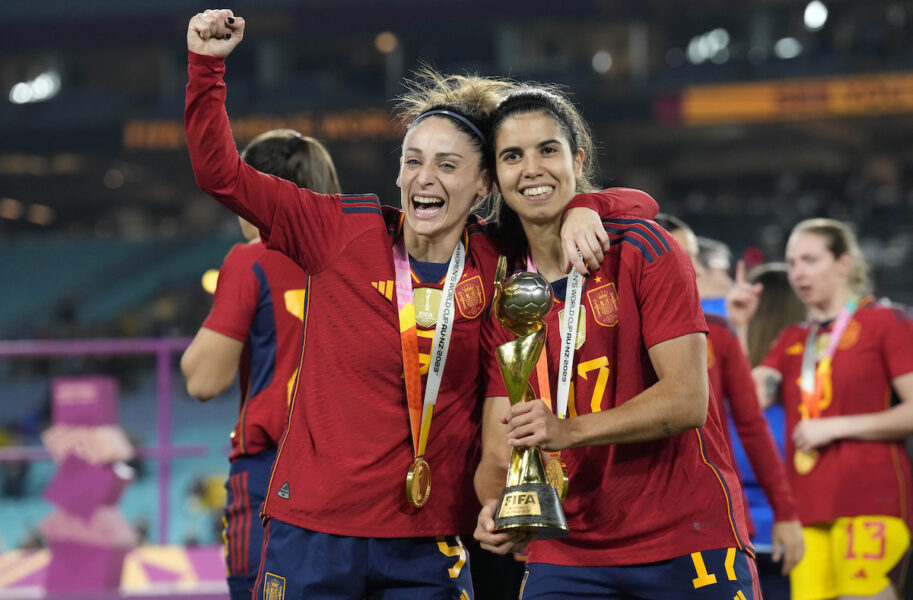 Esther Gonzalez och Alba Redondo efter Spaniens seger i fotbolls-VM i Australien mot England 2023.
