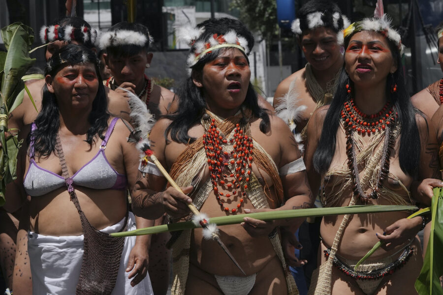En grupp från Waoranifolket deltog i en stödaktion med Yasunifolket inför folkomröstningen om Amazonas och Yasunifolkets framtid på söndag 20 augusti 2023.