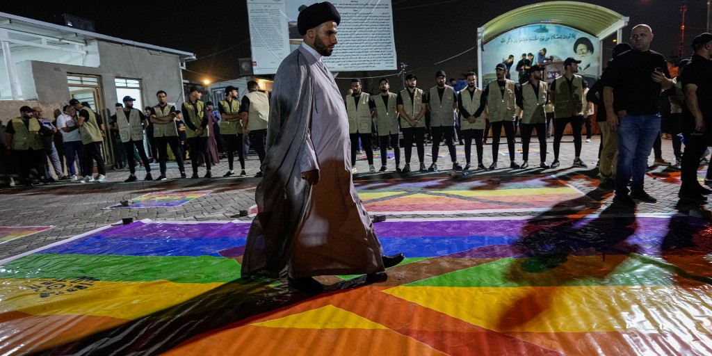 Anhängare till den shiitiske ledaren Moqtada al-Sadr trampar på regnbågsflaggan som en del i protesterna mot koranbränningarna i Sverige och Danmark.