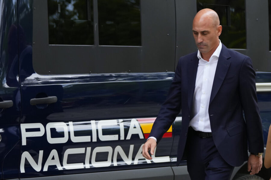 Före detta landslagstränare Luis Rubiales lämnar domstolen i Madrid efter att ha vittnat i rätten under fredagen.