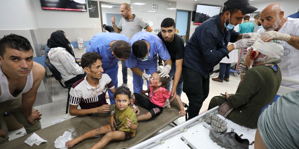 Skadade barn behandlas på Al-Shifasjukhuset i Gaza City på onsdagen.