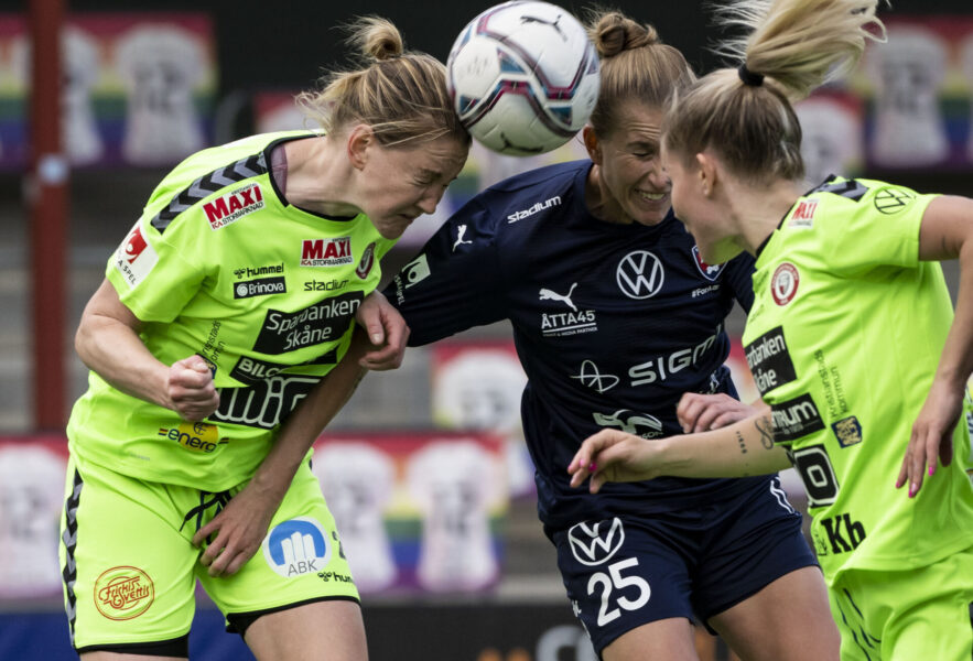 KDFF:s Mia Carlsson och Rosengårds Emma Berglund under fotbollsmatch i damallsvenskan mellan FC Rosengård och Kristianstads DFF på Malmö IP 2022.
