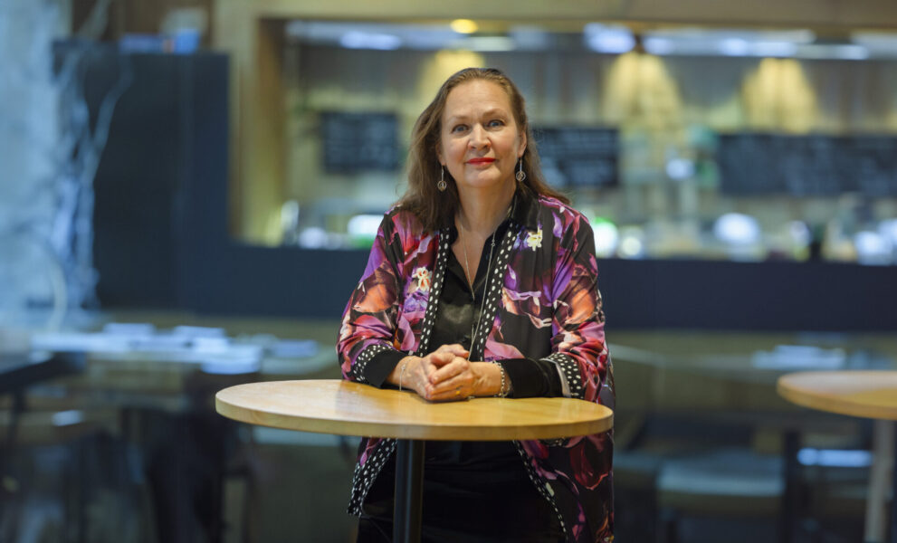 Professor Annelie Bränström-Öhman vid Umeå universitet prisas av Tankesmedjan Humtank.