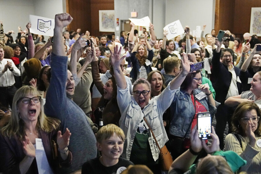 Abortförespråkare applåderar valresultatet i Columbus, Ohioa efter tisdagens resultat.