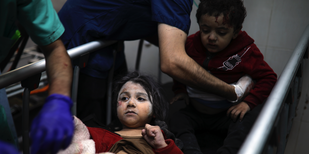 Skadade palestinska barn vårdas på Nassersjukhuset den 21 november efter en israelisk attack mot ett flyktingläger i Khan Younis i södra Gazaremsan.
