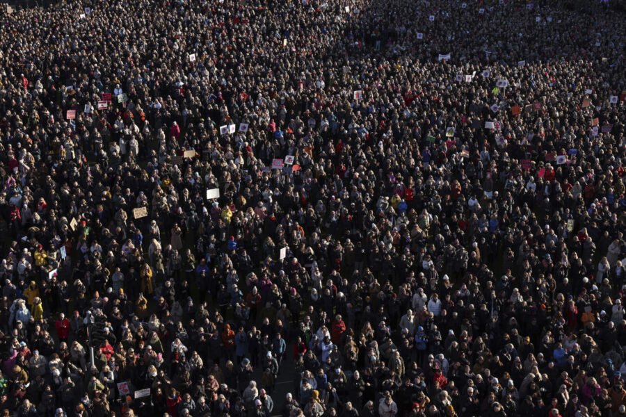 I samband med kvinnostrejken samlades tusentals kvinnor för manifestation i Reykavik.