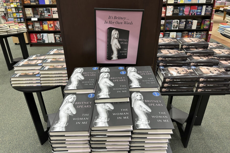 Britney Spears självbiografi The Woman in me i en bokhandel i Clifton i New Jersey i USA i november i år.