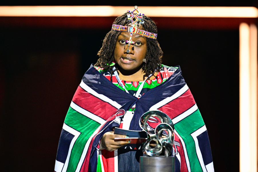 Pristagaren Phyllis Omido från Kenya, som tar emot priset "För hennes banbrytande kamp för att säkra mark och miljörättigheter för lokalsamhällen samtidigt som hon utvecklar miljölagstiftningen", vid prisutdelningen av Right Livelihood Award som delades ut under en gala på Cirkus i Stockholm.