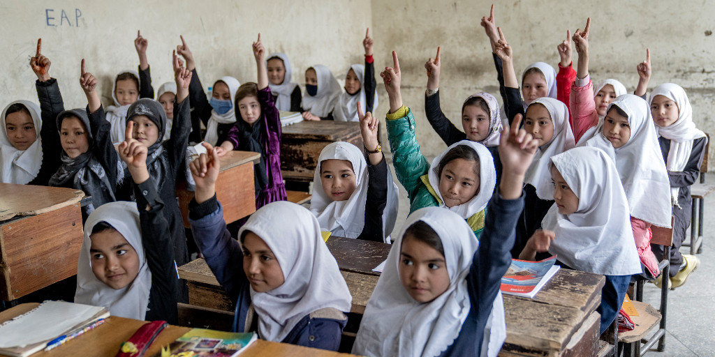 Flickor får bara gå i skolan till sjätte klass i Afghanistan.
