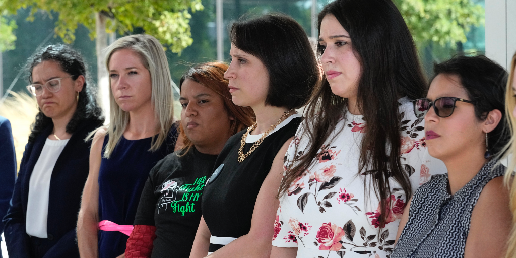 Advokaten Molly Duane (i mitten) står med flera av de kvinnor som står bakom en gemensam stämningsansökan mot Texas för dess abortlag.