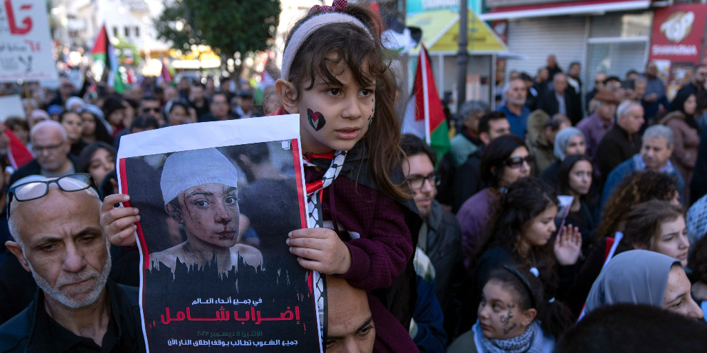 Palestinier demonstrerar i Ramallah på ockuperade Västbanken med uppmaning till en global strejk för Gaza den 11 december.