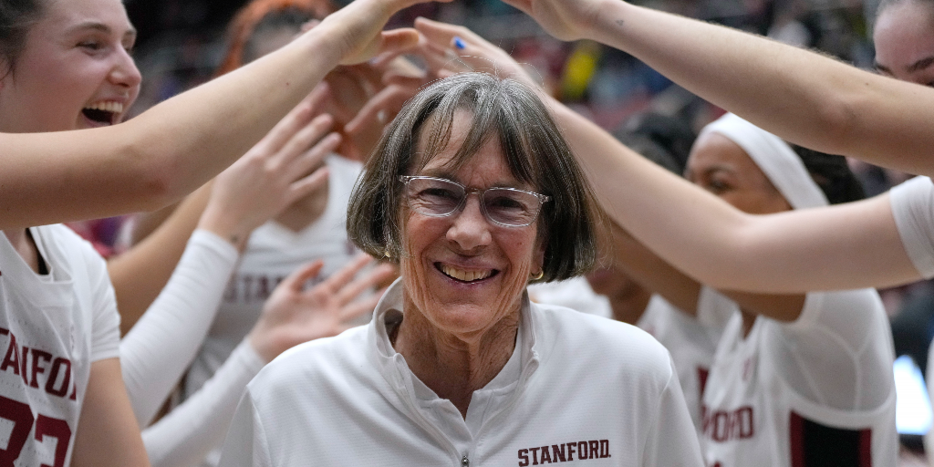 70-åriga coachen slog rekord i söndags – Tara VanDerveer har flest segrar inom collegebasketen i USA.