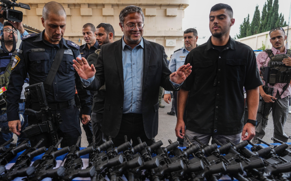 Högerextreme Itamar Ben-Gvir (i mitten) delade ut vapen till civila israeler efter Hamas terrorattack i höstas.