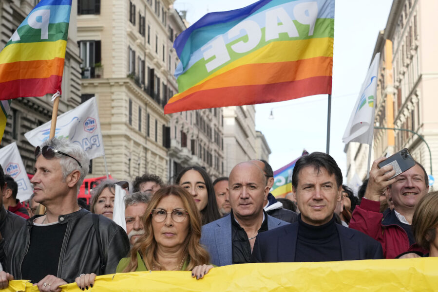 Fredsmarsch i Italien med före detta premiärminister Giuseppe Conte