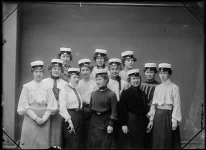 Kvinnor i studentmössor från universitetet i Uppsala 1903. Svartvit bild.