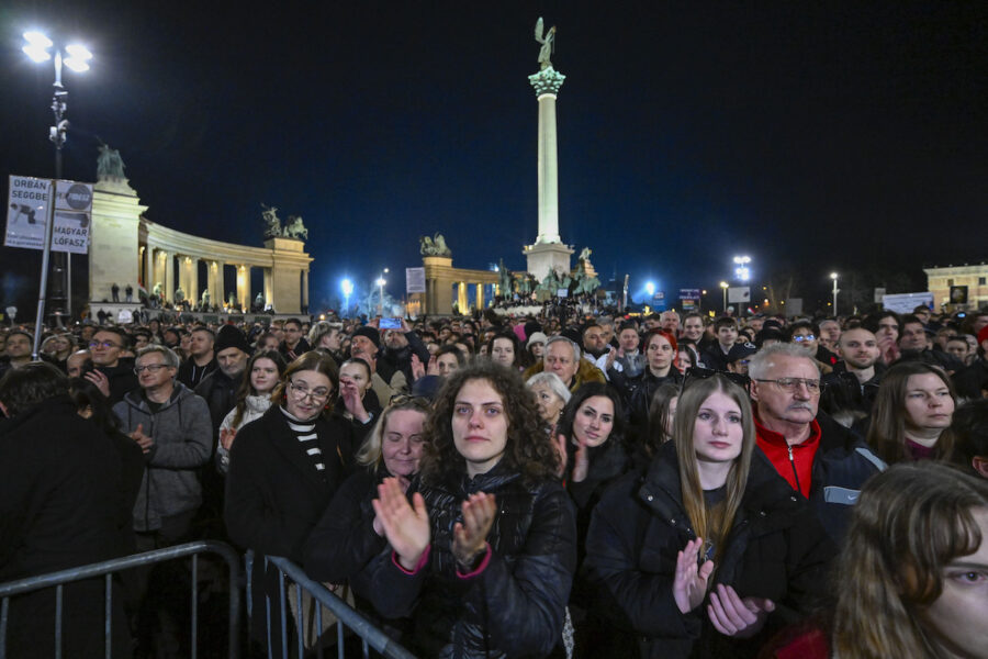 Folksamling I protest mot Orbán i Budapest Ungern