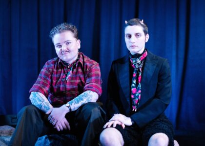 Två unga poeter sitter på var sin stol.