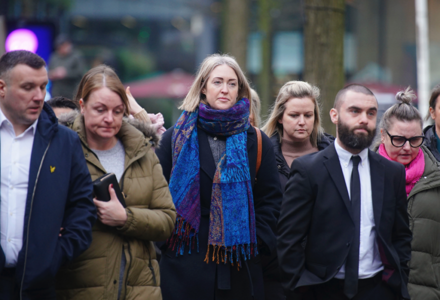 I mitten Esther Ghey, den mördade 15-åriga transflickan Brianna Gheys mamma vid domstolen i Manchester.