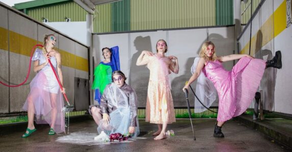 Punkgruppen SMiSKs fem bandmedlemmar i färgglada kläder