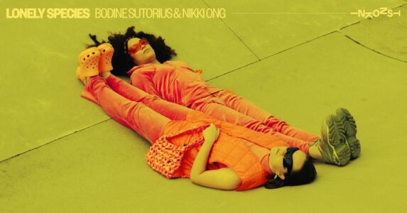 två konstnärer ligger på golvet