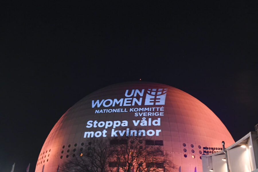 Texten Stoppa våld mot kvinnor är projicerad mot Globen i Stockholm. Kommunerna brister i kvinnofridsarbetet