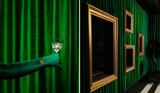 Handskbeklädd hand och arm i grönt håller i dricksglas med fot.