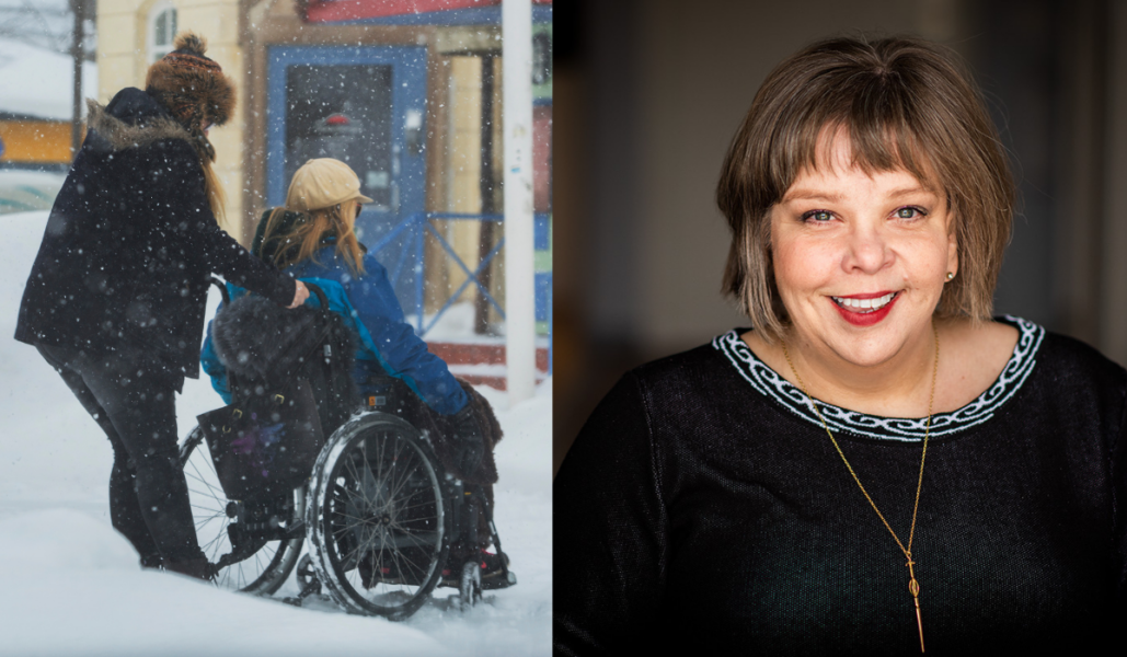 En kvinna kör en annan kvinna i rullstol i snöoväder. Bredvid ett porträtt på Åsa Strahlemo
