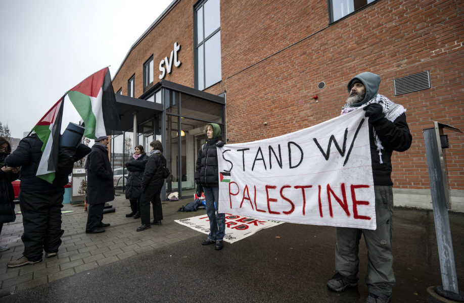Demonstration mot Israels deltagande i Eurovison utanför SVT i Malmö på fredagsmorgonen.