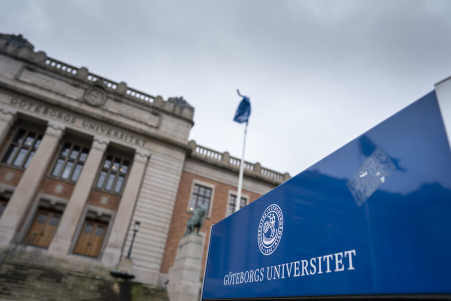 Göteborgs universitet och universitetsskylt i förgrunden
