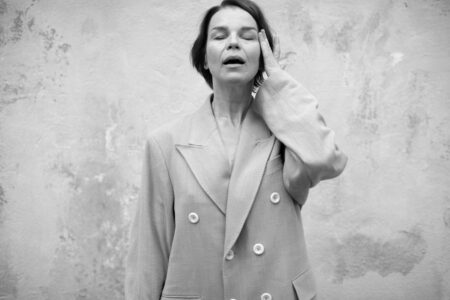 Anna Järvinen i kavaj. Svart vit bild