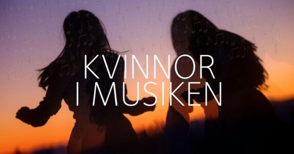 Två kvinnor bakifrån och en skymning i bakgrunden