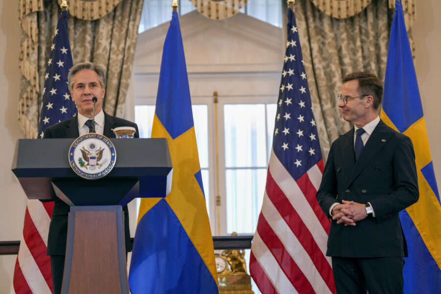 Antony Blinken och Ulf Kristersson och amerikanska och svenska flaggor i bakgrunden