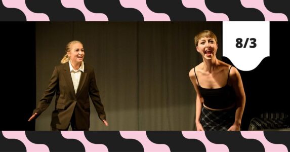 två skådespelerskor står på en scen.