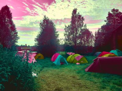 färgglade tält utspridda på en grön gräsmatta