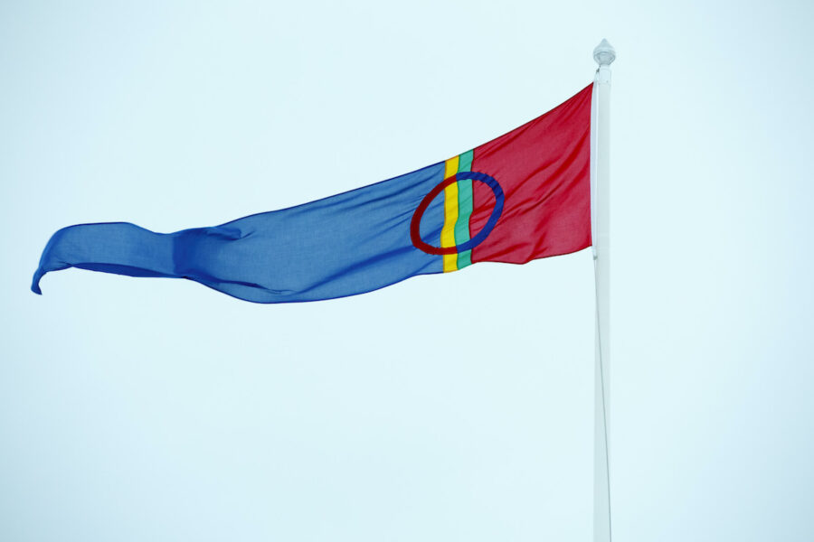 Samiska flaggan vajar i vinden