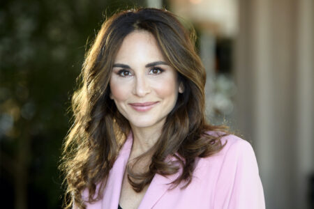 Alexandra Rapaport i rosa kavaj