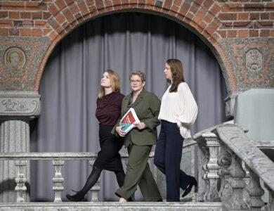 Bostads- och fastighetsborgarråd Clara Lindblom (V), finansborgarråd Karin Wanngård (S) och klimatborgarråd Åsa Lindhagen (MP) går i en trapp