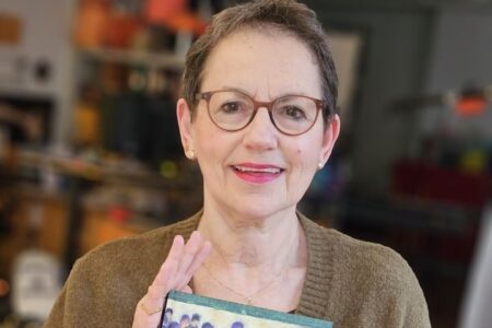 Barbro Posner håller i en bok