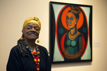 Faith Ringgold framför en av sina tavlor
