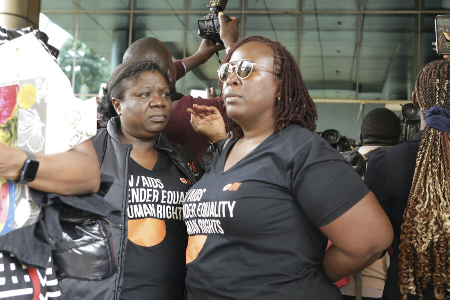 Två hbtqi-aktivister i svarta t-shirtar i Uganda