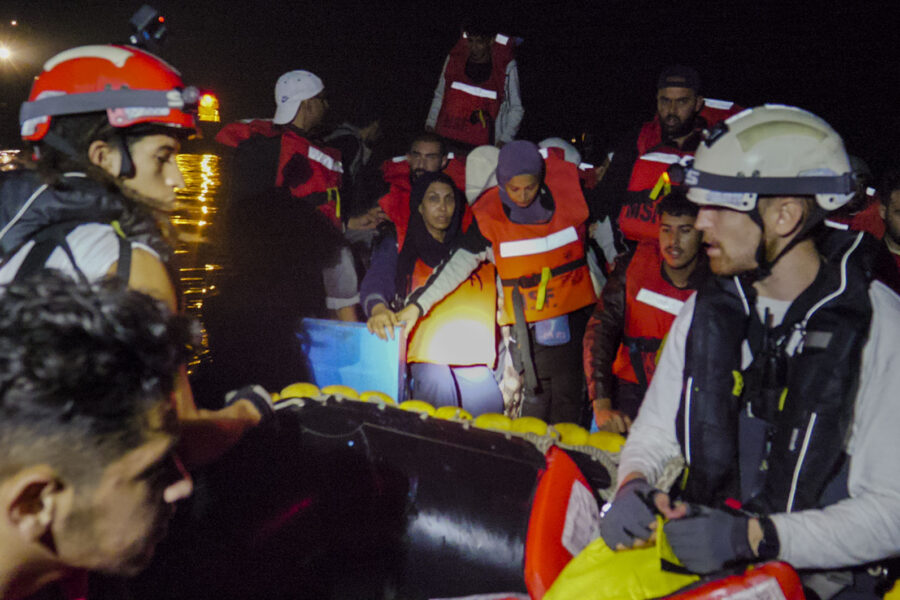 migranter på en räddningsbåt