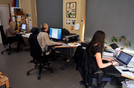 Tre kvinnor jobbar vid sina datorer, med ryggarna mot kameran.