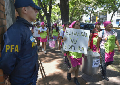 En polis vaktar medan kvinnor i en demonstration går förbi