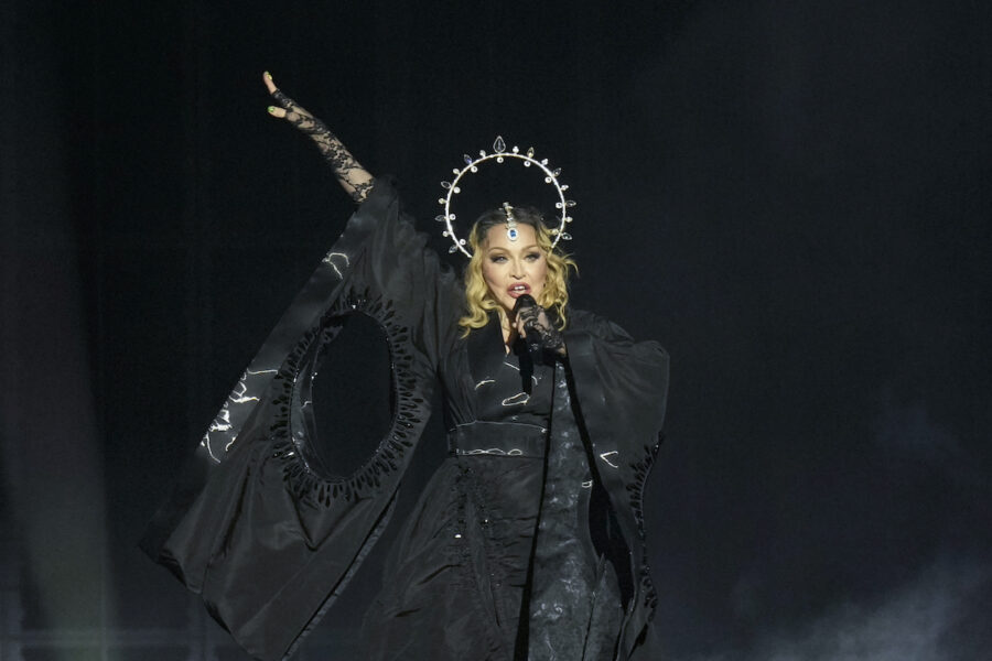Madonna under sitt uppträdande på stranden Copacabana som slog publikrekord.