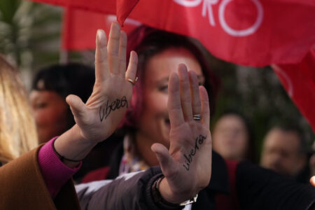 Två händer där det står skrivet fri att välja abort